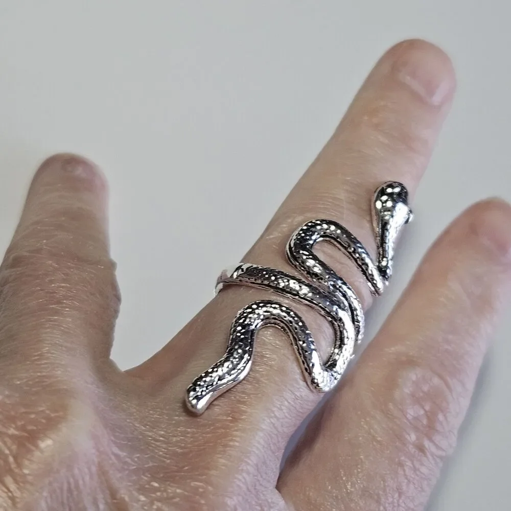 *Sale* Silver Tone Slithery Snake Ring Size 7.5